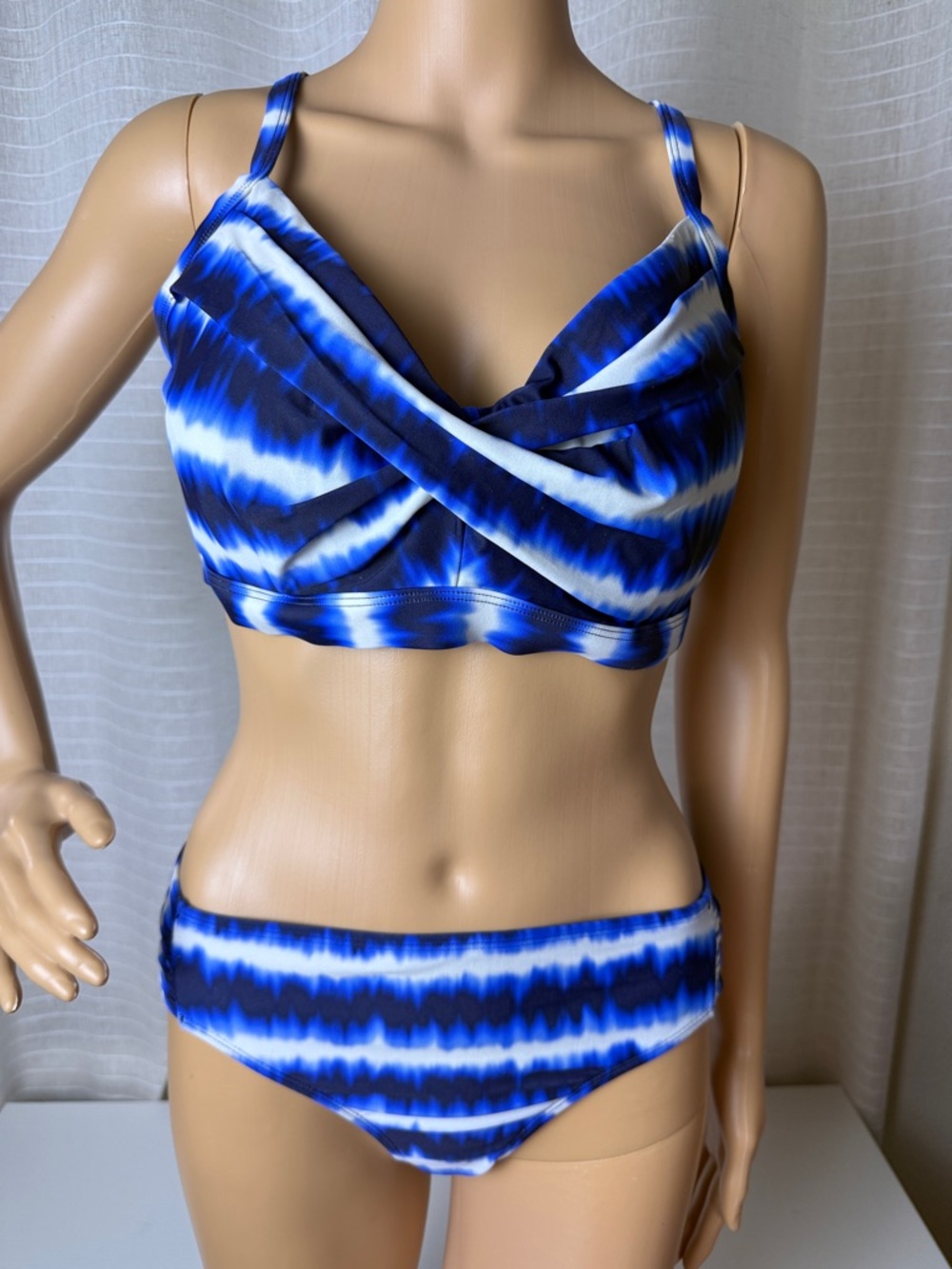Athleta Blue and White Tie-Dye Bikini Set, Top 38DDD, Bottom Large - Picture 1 of 13